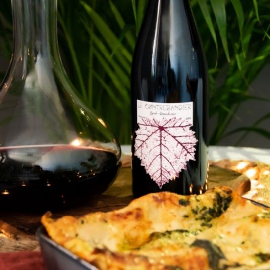 Contrebandier vin rouge, carafe, lasagne. Très bon vin rouge à découvrir chez votre caviste dans le Vaucluse